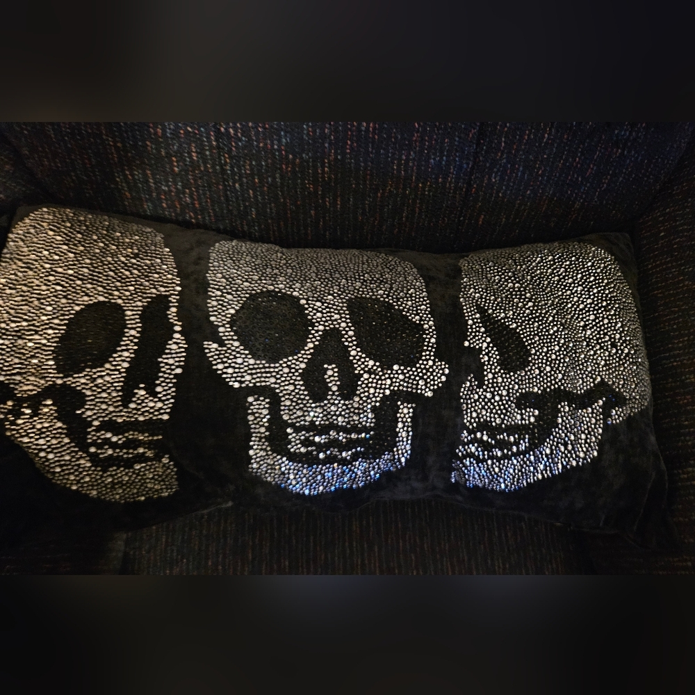 Magaschoni Rectangular Pillow - Picture 2 of 2